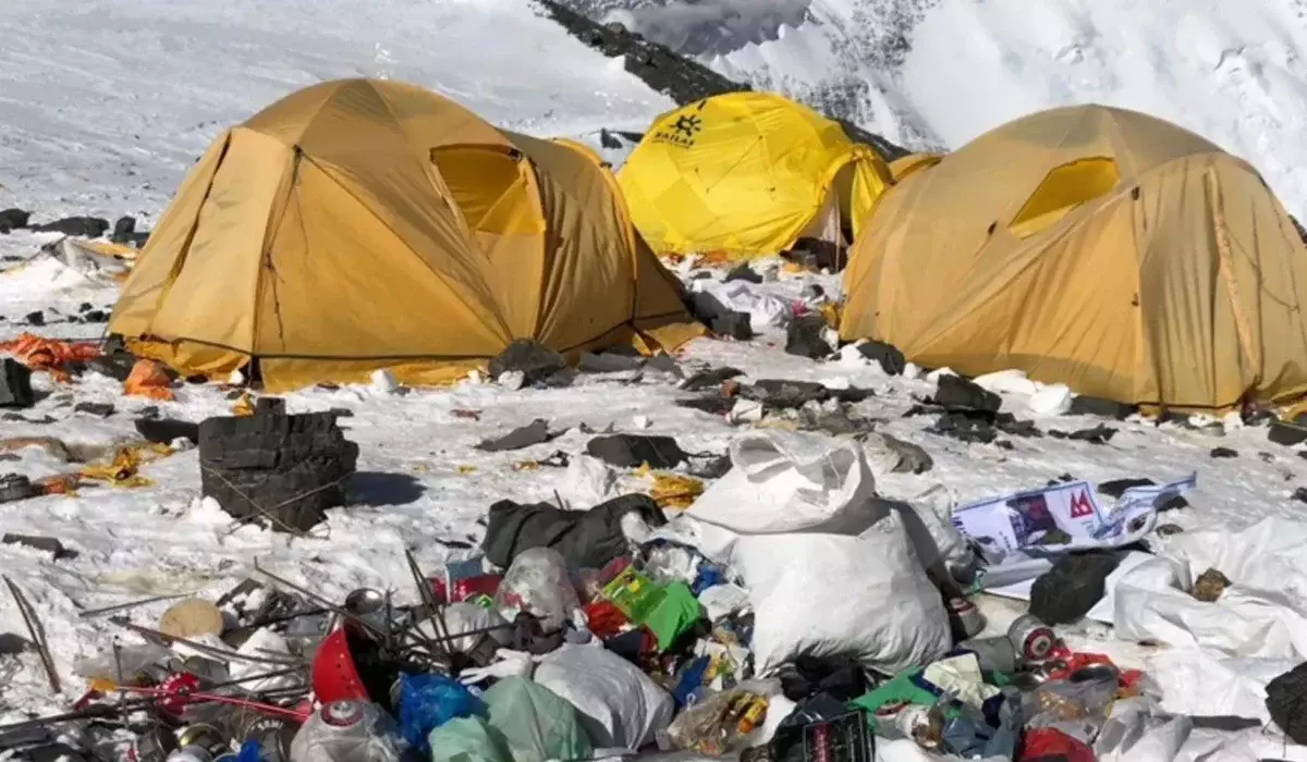Эверест шыңында 50 тонна қоқыс жатыр: әр альпинист 12 келі қалдық тастайды