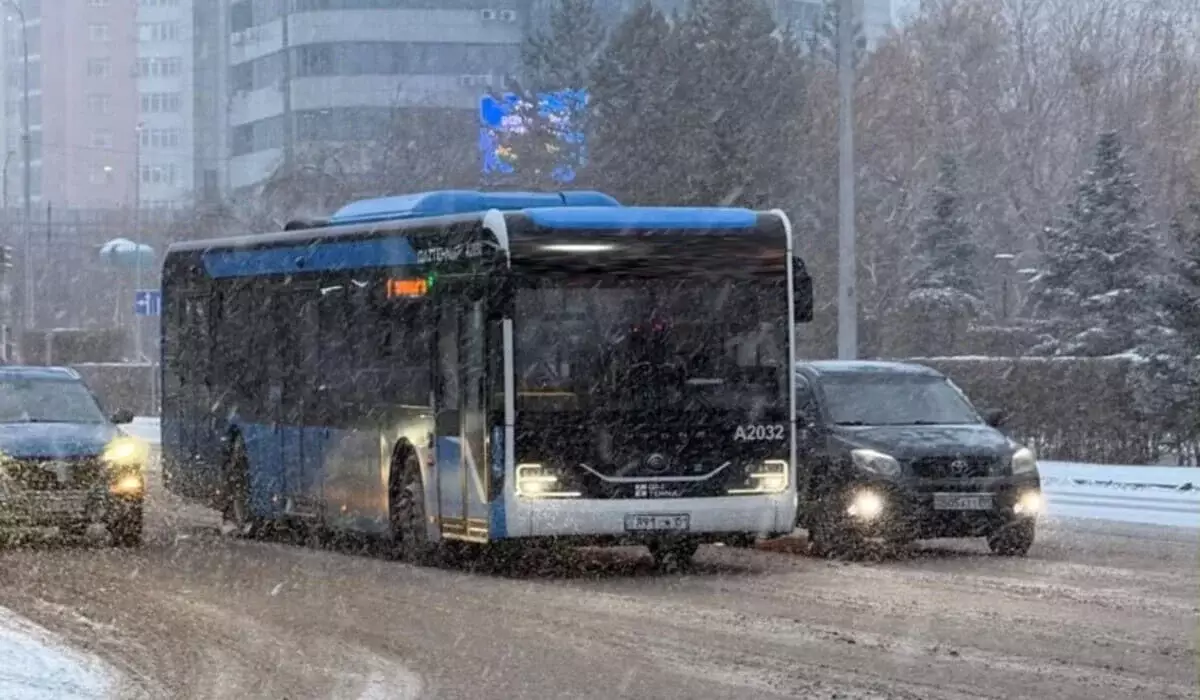 Гололед в столице: пригородные автобусы остановлены, скорость на маршрутах снижена