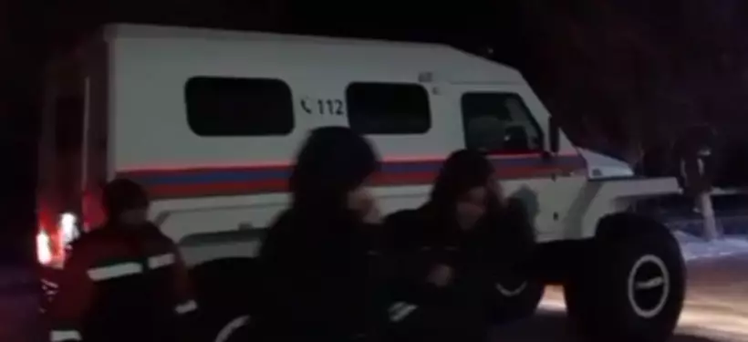 Автомобиль застрял в снежном заносе на трассе в области Абай