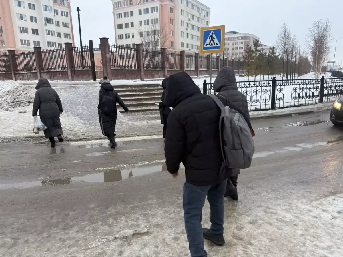 «Ползли на четвереньках»: ледяной ад накрыл Астану под Новый год