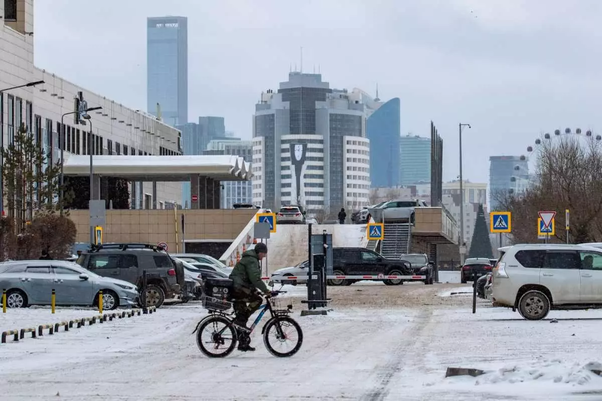 Казахстанцев просят не выходить на улицу без необходимости