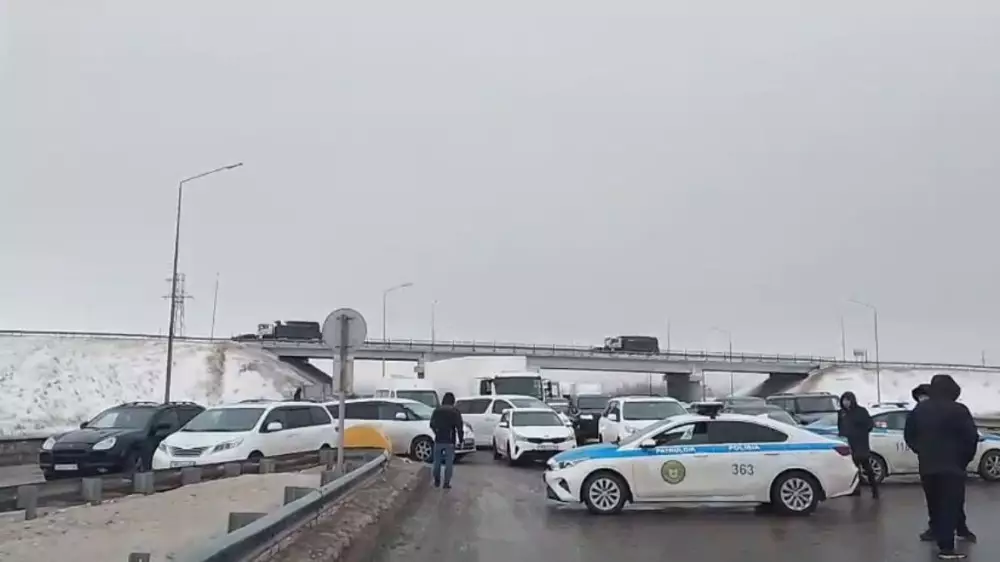Непогода парализовала трассы в Казахстане: сотни машин движутся только с сопровождением