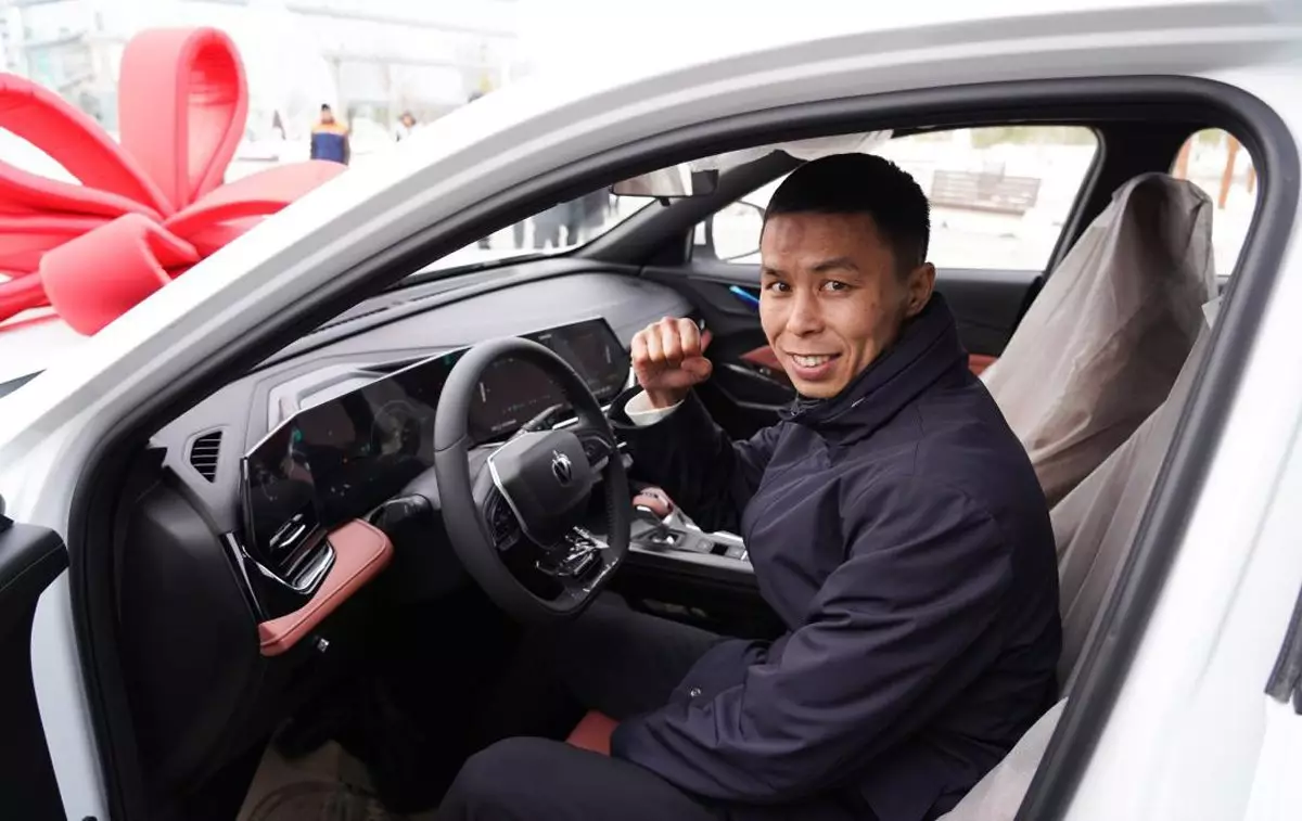 Боксеру Бибосынову подарили авто за золото ЧМ в Дубае