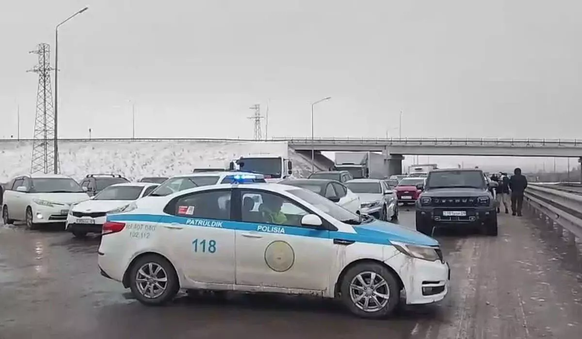 Тысячи автомобилей сопроводили полицейские по трассам в Карагандинской области (ВИДЕО)