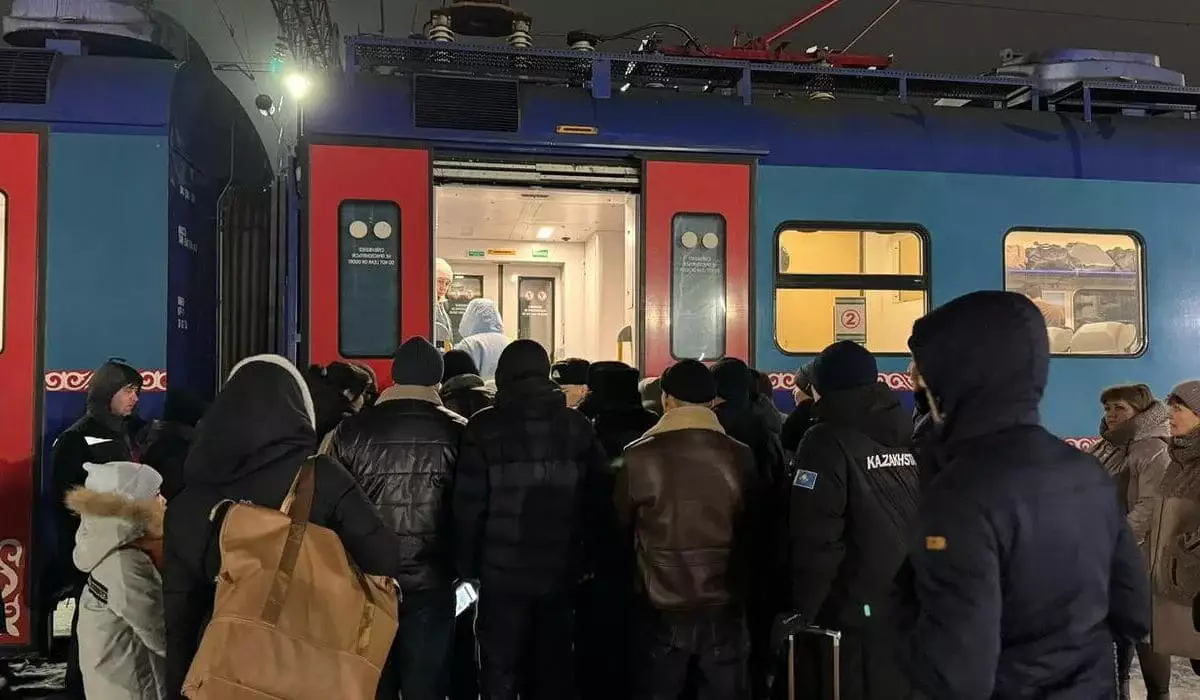 Закрытые дороги в Казахстане: для вывоза пассажиров назначены 13 поездов