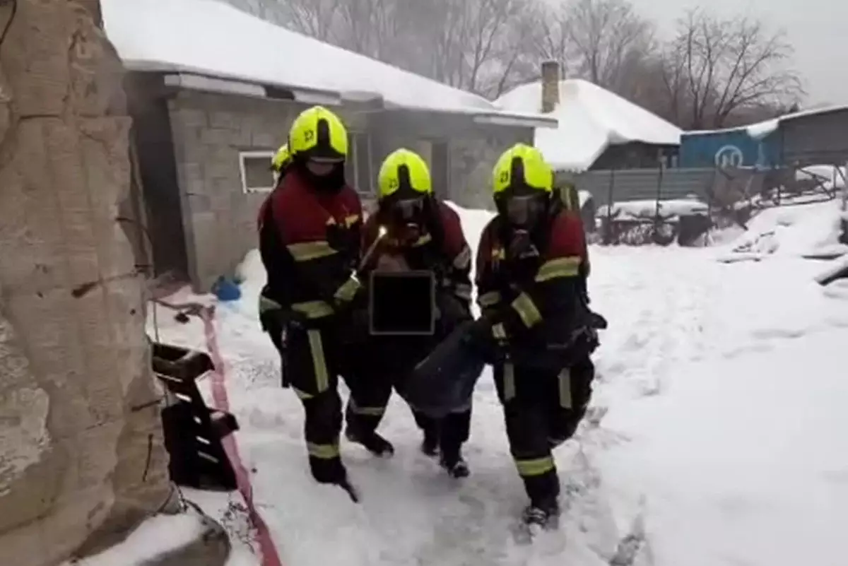 Пожар в Астане: огнеборцы спасли человека