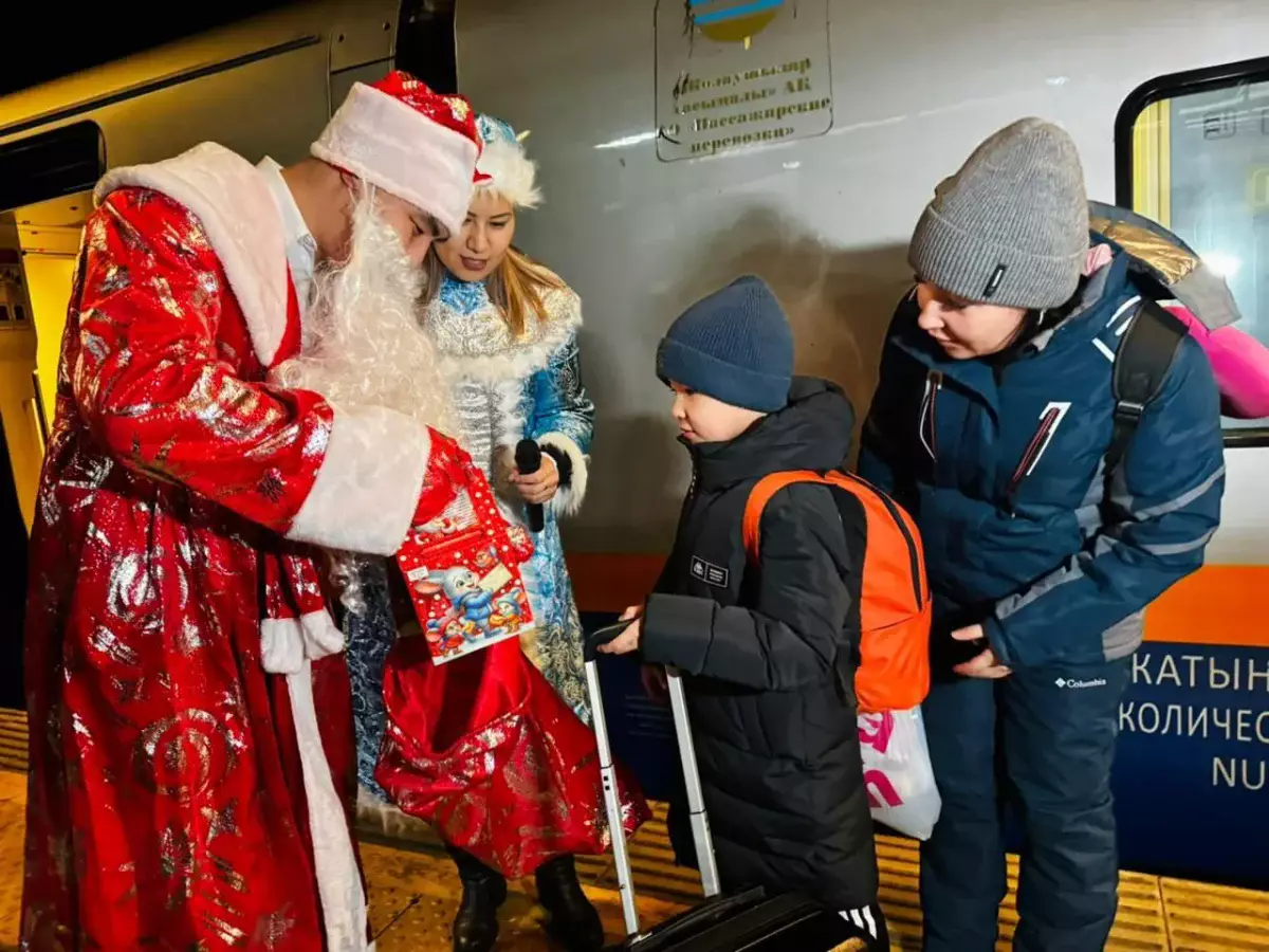 В казахстанских поездах Дед Мороз и Снегурочка поздравляют пассажиров с Новым годом