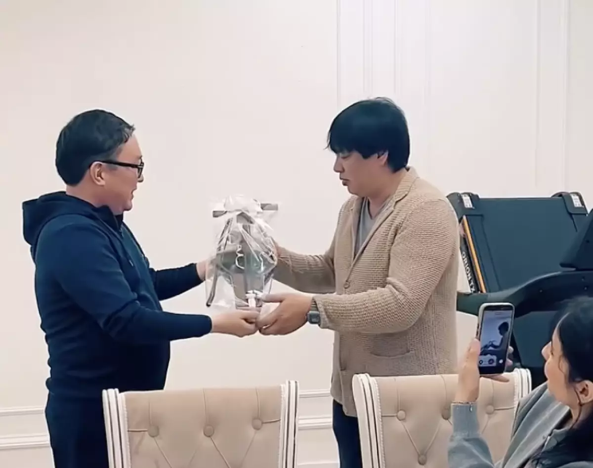 «Өнер адамына артық етпейді»: Қызылордалық азамат әнші Бүркітке ерекше сый тарту етті