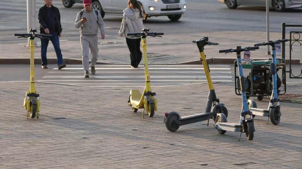 Закрытые лица, самокаты и “добровольцы-помощники“: новый закон подписан в Казахстане