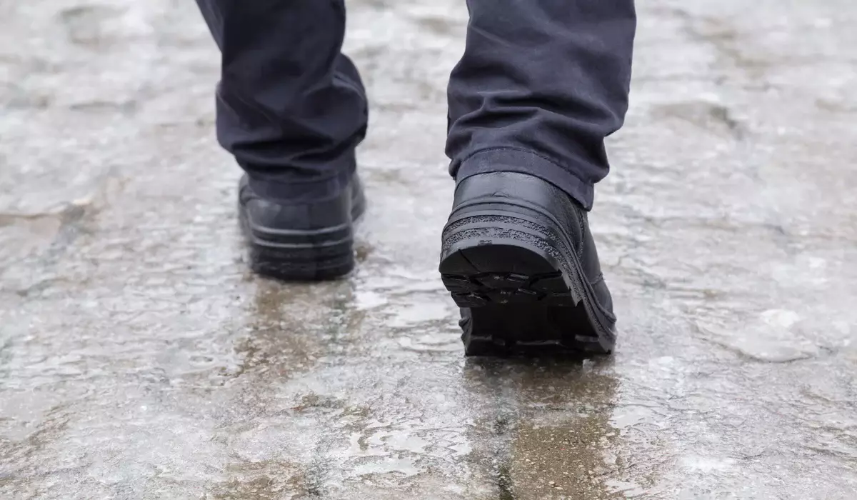 Как не получить травму на улицах из-за гололедицы, рассказали врачи