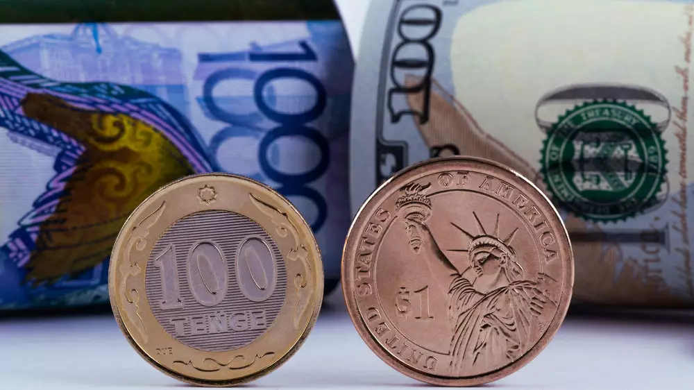 Доллар упал в цене на торгах в Казахстане