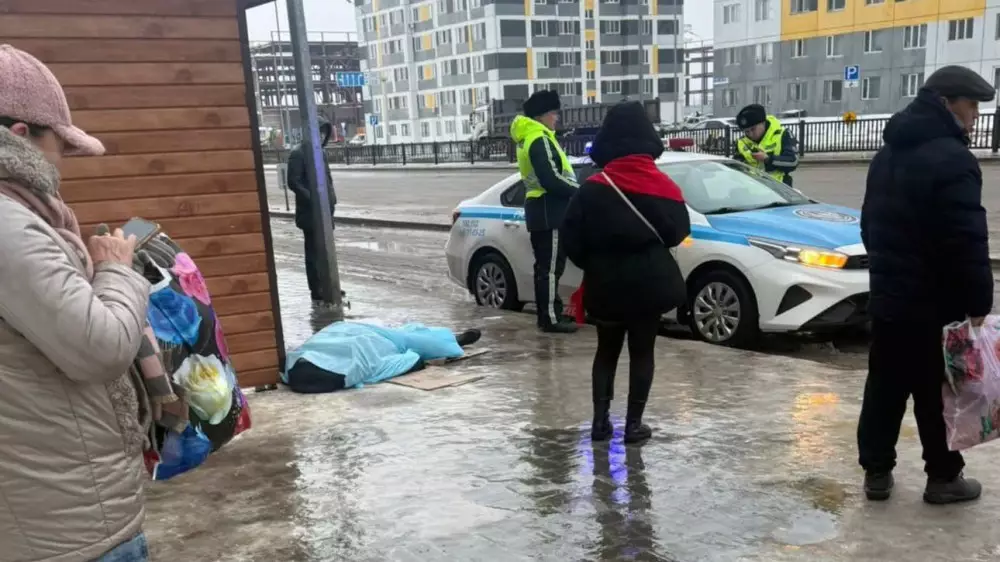 Труп мужчины нашли на остановке в Астане