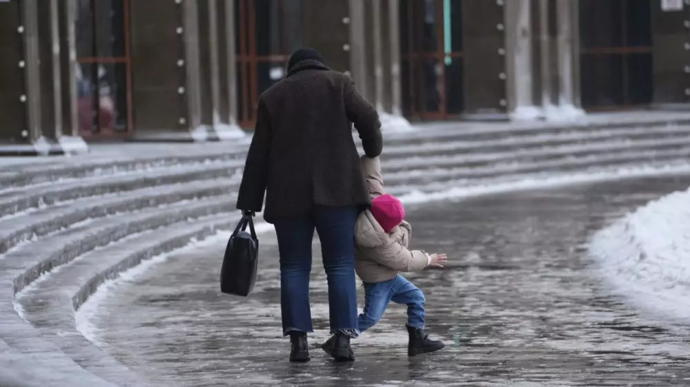 Новый год с гололёдом и дождем: погода в Астане и Алматы