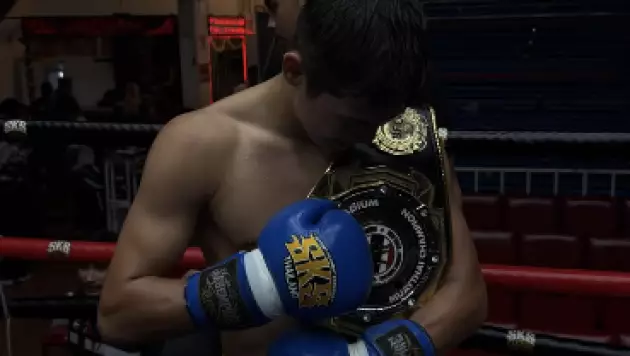17-летний казах нокаутировал бойца из России и завоевал титул чемпиона