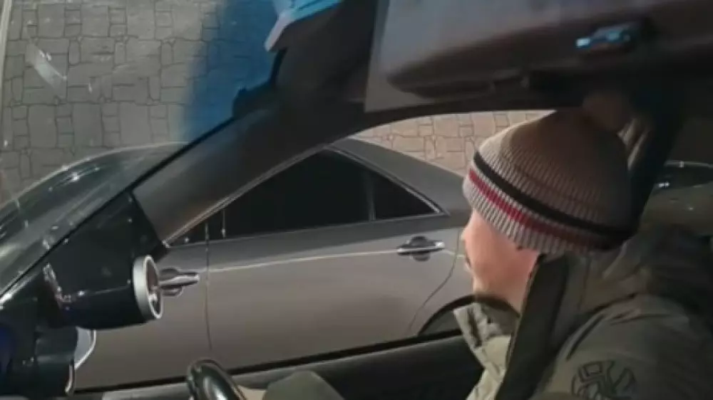 Алматыда жол үстінде шетелдікті балағаттаған жүргізуші жазаланды