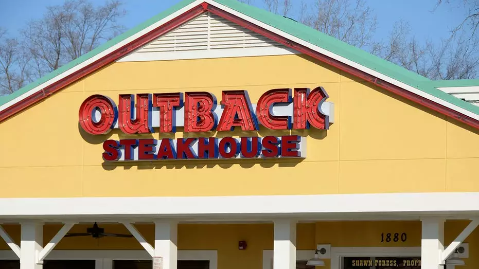В Outback Steakhouse подали в суд после того, как мужчина получил «серьезные телесные повреждения» из-за разбившегося под ним унитаза.