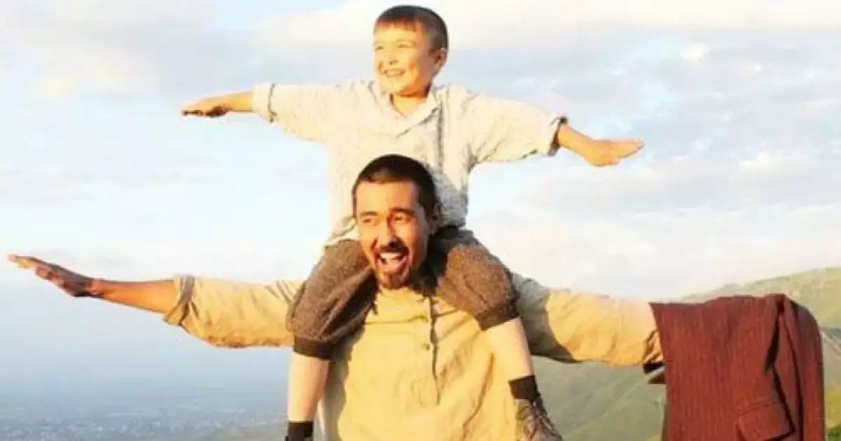  `Қазақта әріпсіз сөз бар`: Әке махаббатын сөзбен емес, үнмен жеткізген қазақы құндылық (ВИДЕО) 