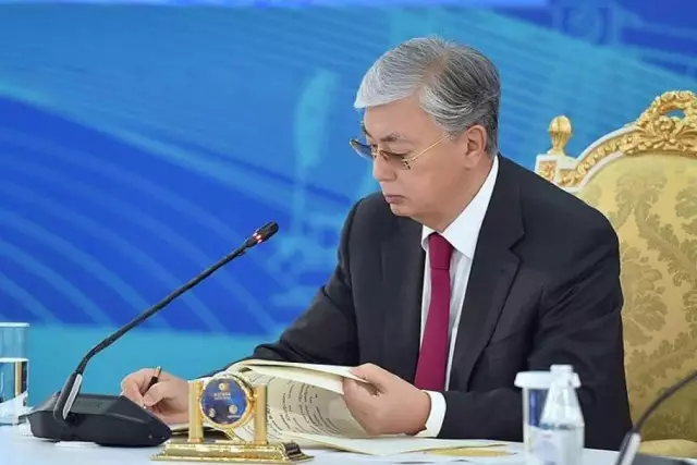 Тоқаев ЛГБТ насихатын шектеуге бағытталған заңға қол қойды