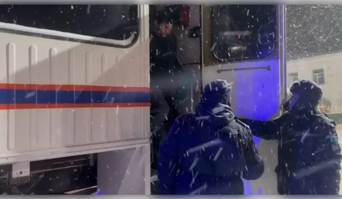 Метели и заносы: спасатели МЧС эвакуировали с трасс 242 человека за три дня