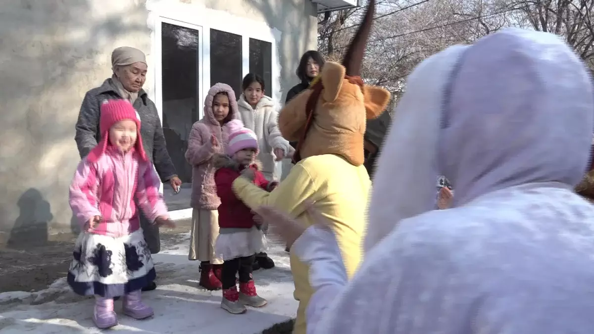 Жаңа жылдық сыйлық: Алматыда мамандар мемлекет қамқорлығындағы бүлдіршіндерді құттықтады