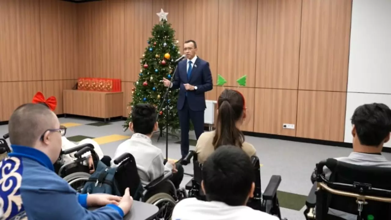 Ашимбаев встретился с юными параспортсменами