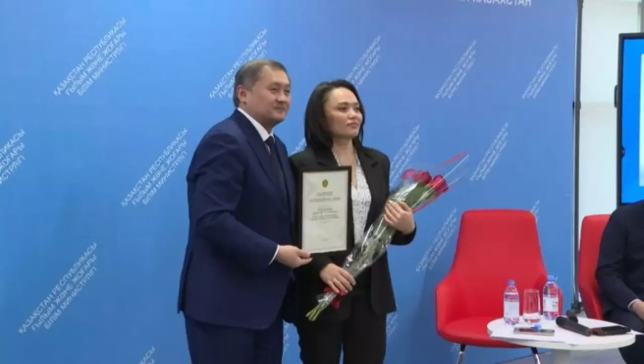 Молодым ученым вручили сертификаты на квартиры