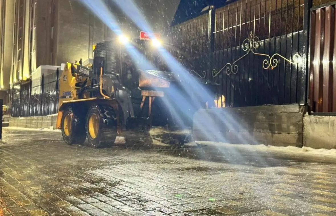 Коммунальные службы перешли на усиленный режим из-за гололеда в Астане
