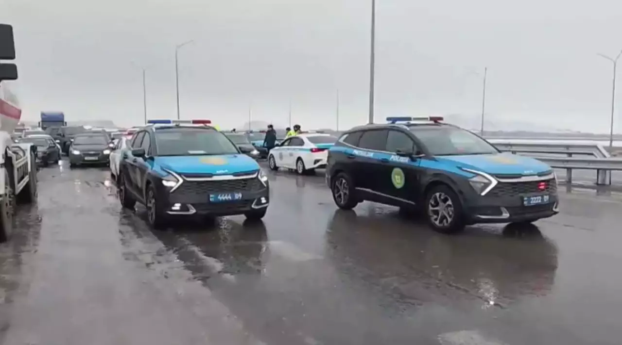 Полицейлер жүргізушілерге ескерту жасады