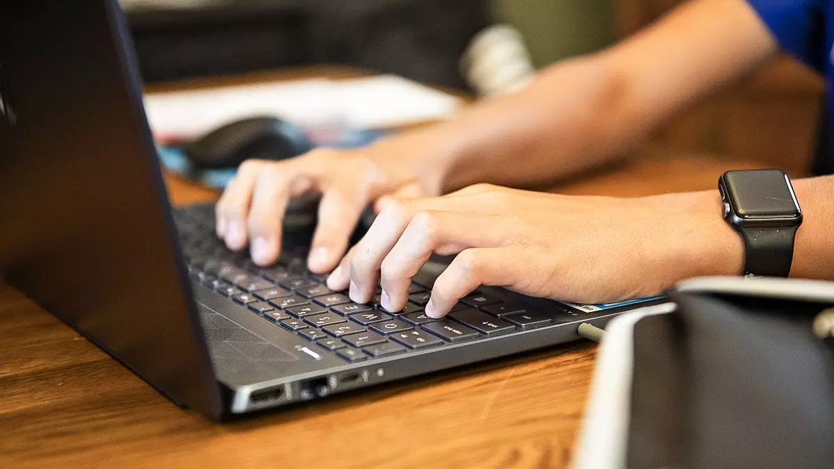 OpenAI ужесточила правила использования ИИ для подростков, но опасения сохраняются.