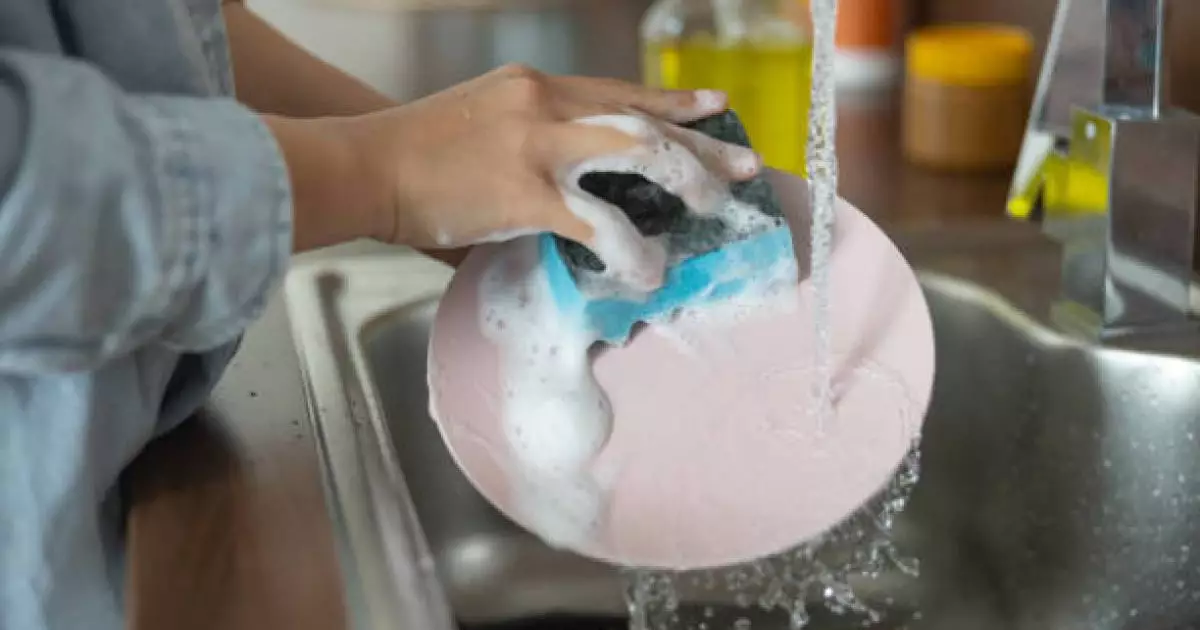  Ғалымдар ыдыс жууғанда жиі қайталанатын қауіпті әдетті атады 