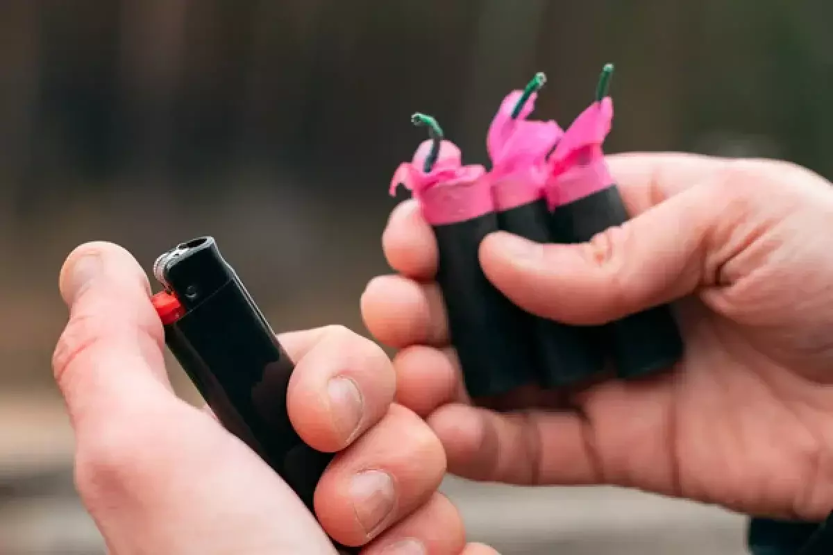 Подростки взрывали «бомбочки» в подъездах: родители получили штраф