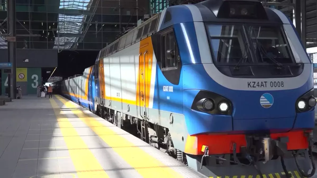 Қолайсыз ауа райы: жолаушыларды тасымалдау үшін 13 қосымша пойыз іске қосылды