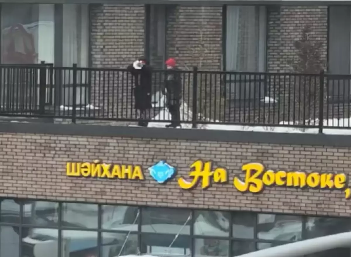 Дети бросали снег с высоты на людей в центре Астаны