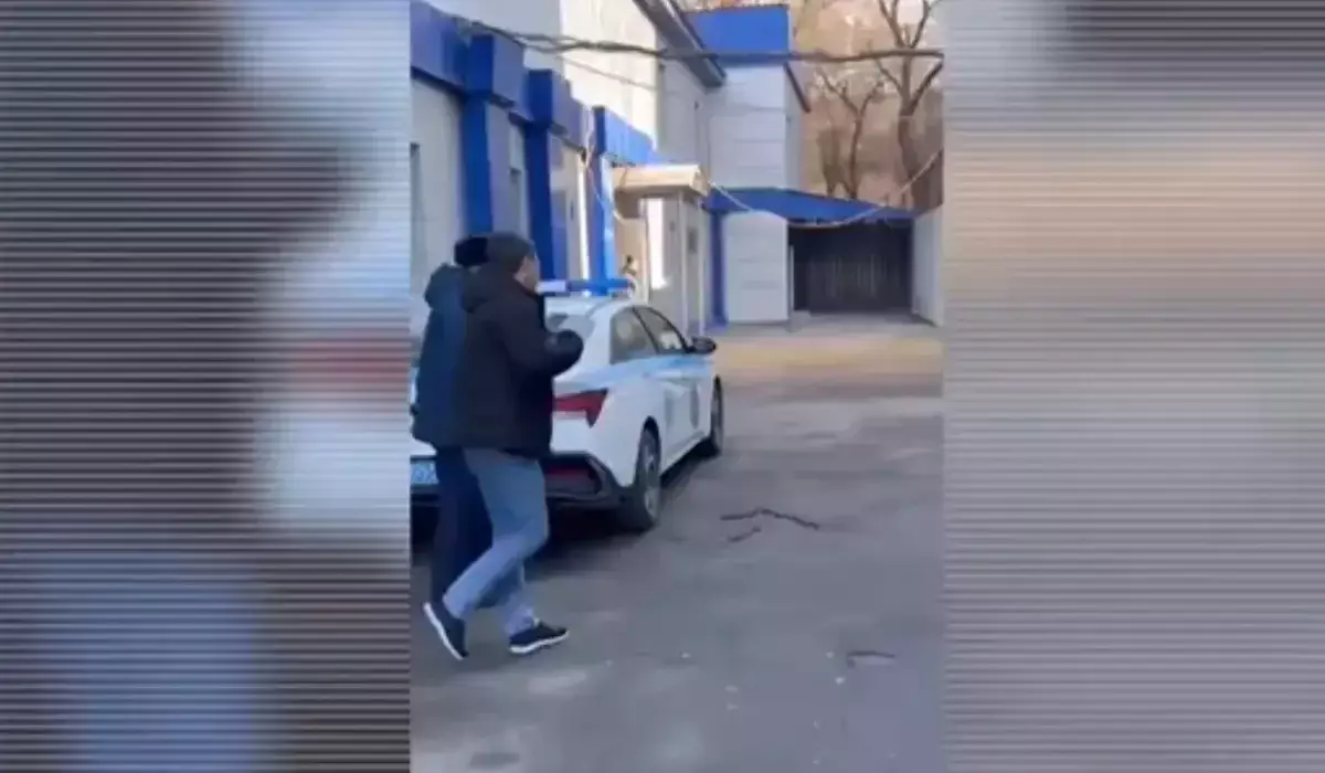 Алматыда жол үстінде ашуға бой алдырған жүргізуші қамауға алынды (ВИДЕО)