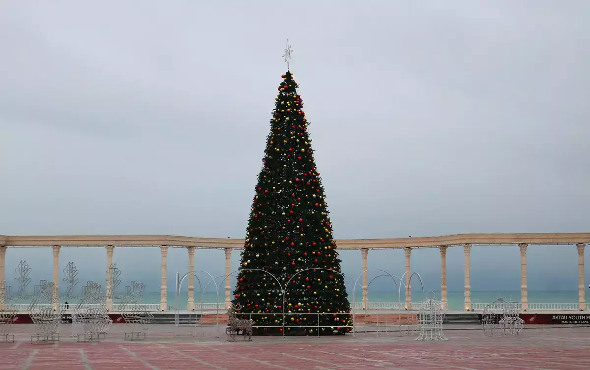 Как украсили Актау к Новому году: 80 млн тенге из бюджета VS критика жителей - новости на Lada.kz 30.12.2025