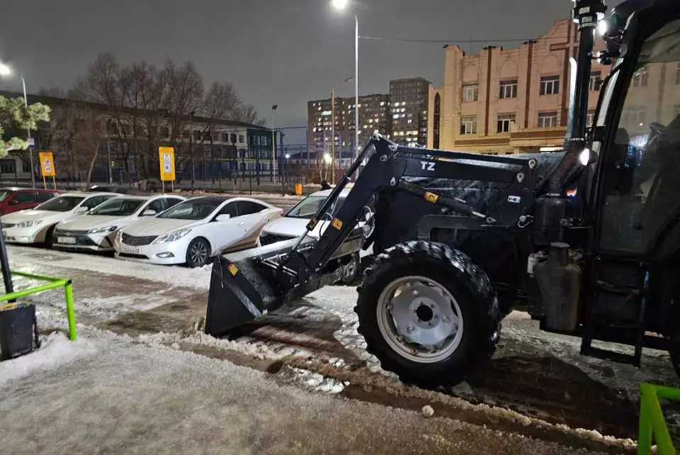 Коммунальные службы Астаны усилили работу из-за гололёда