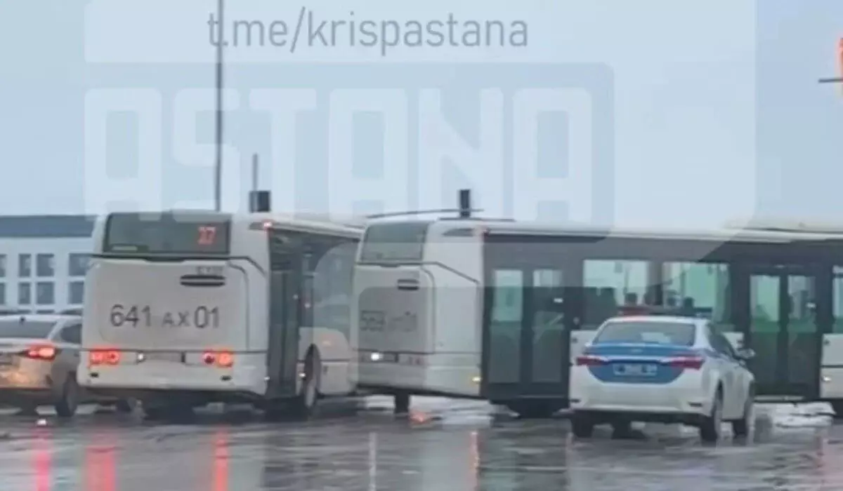 Гололед стал причиной столкновений трех автобусов в Астане (ВИДЕО)