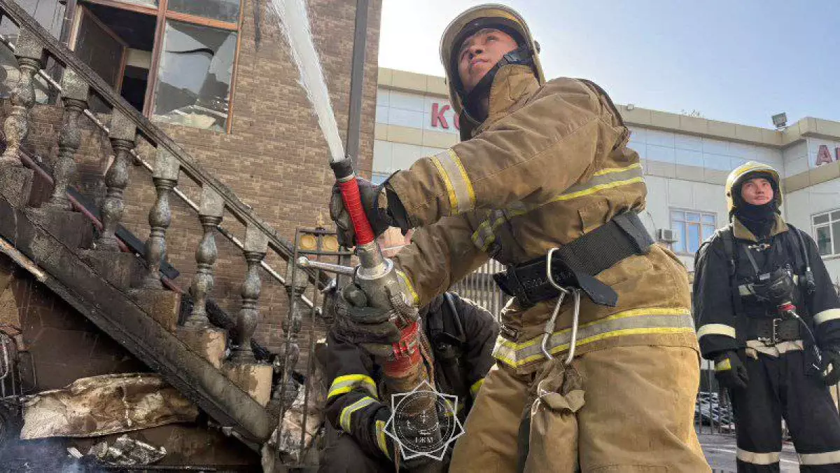 Полицейские эвакуировали жителей из горящего дома в Уральске