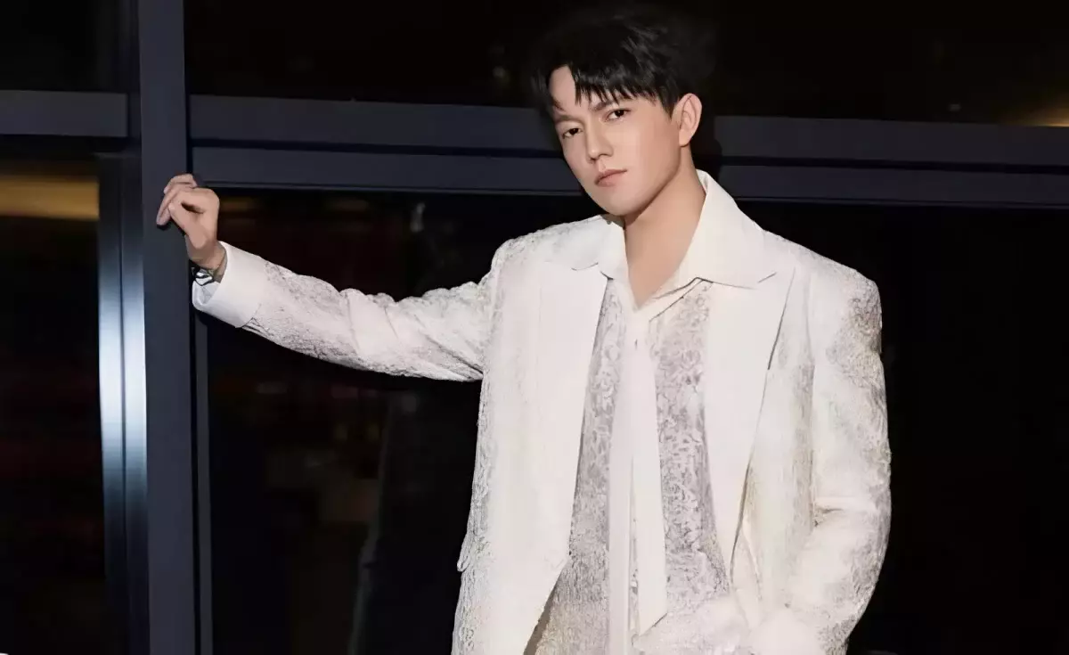 «Үйленетінімді айттым»: Димаш Құдайберген командасындасындағы жігітті таң қалдырды (ВИДЕО)