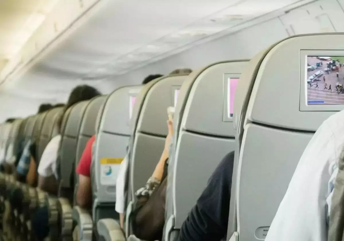Ұшақта бортсерікке шабуыл жасаған жолаушыға сот үкімі шықты
