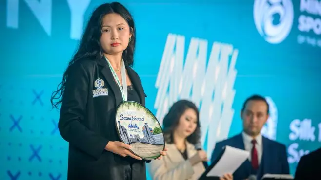 Токаев поздравил Бибисару Асаубаеву с победой на ЧМ и наградил орденом