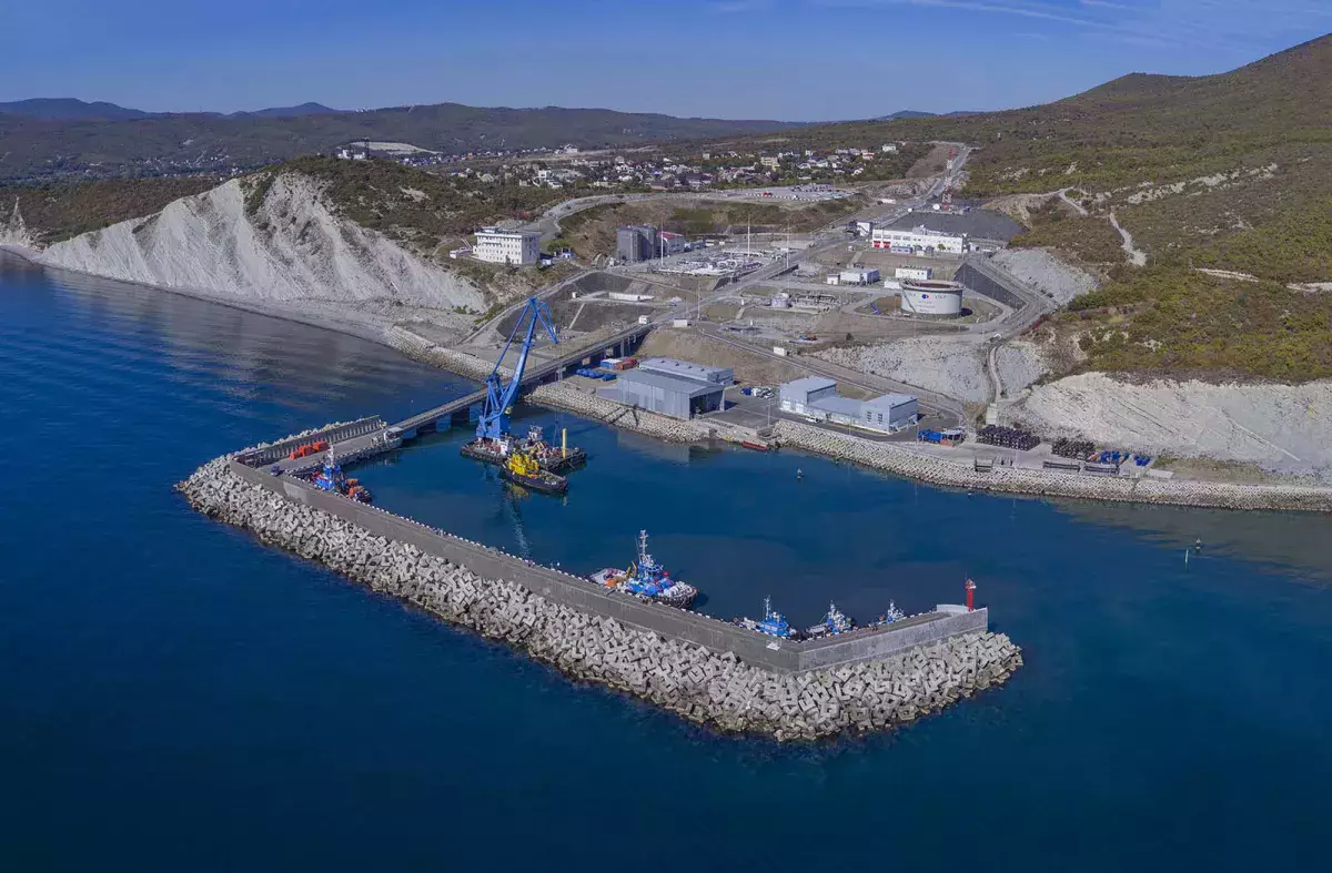 Ключевой нефтяной терминал Казахстана остановил работу из-за шторма и ремонта.