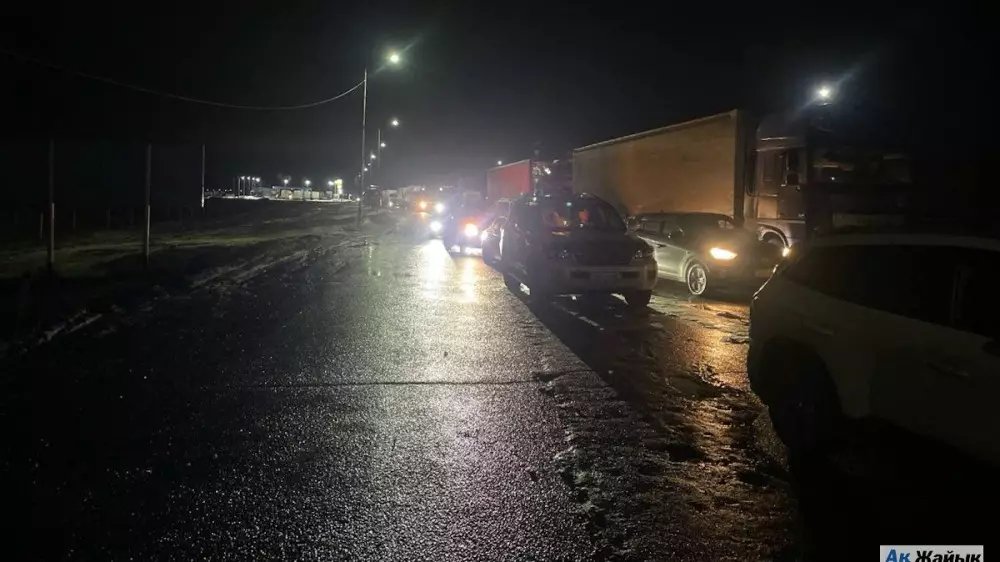 Десятки авто застряли на полпути в столицу и попросили сопровождение