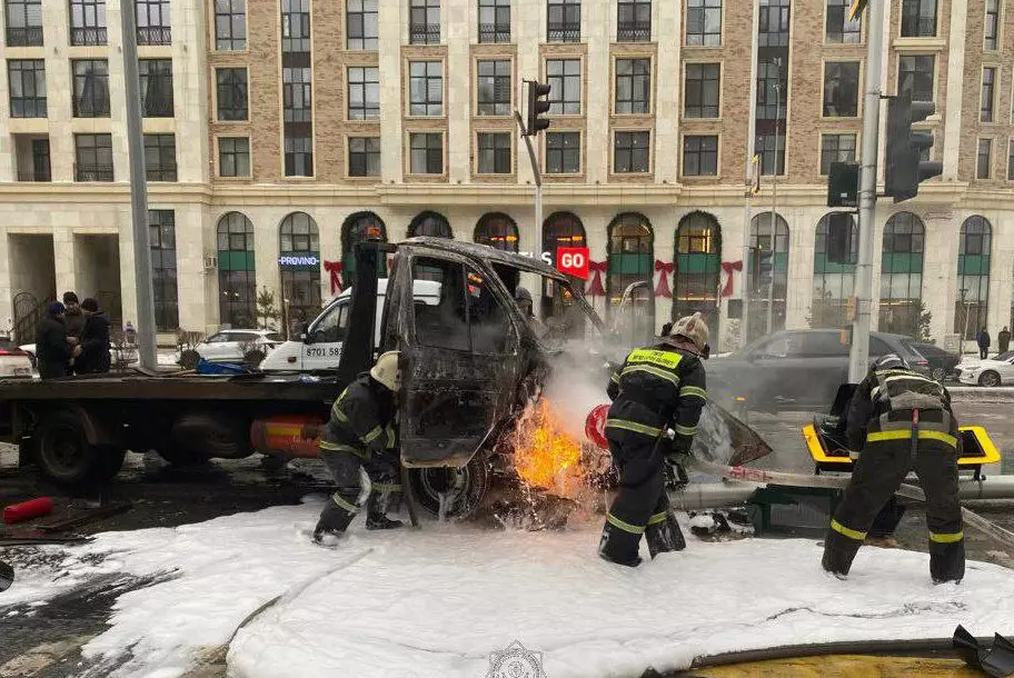 Эвакуатор загорелся на улице Тыныбаева в Астане