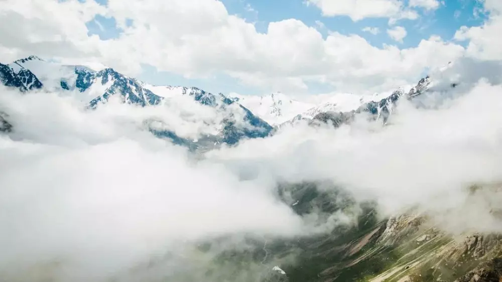 Осадки, гололед, сильный ветер: погода в Казахстане 31 декабря