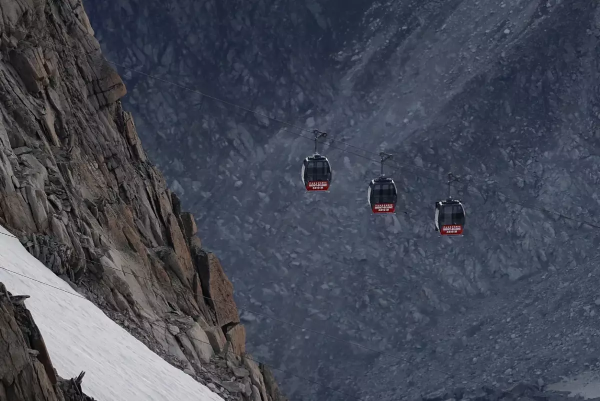Около 100 человек застряли на канатной дороге в Италии