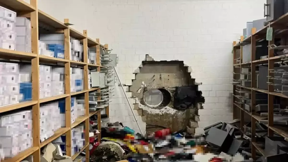 Рождествоны пайдаланған ұрылар банк қоймасының қабырғасын тесіп, бірнеше сейфті ұрлап кетті