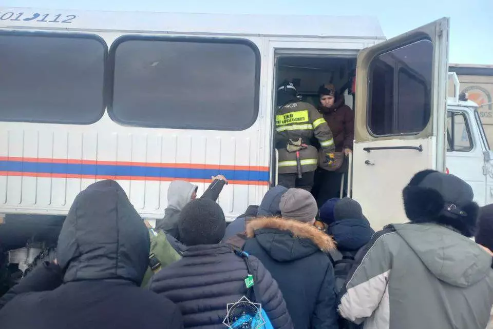 За три дня спасатели МЧС эвакуировали 242 человека из снежных заносов