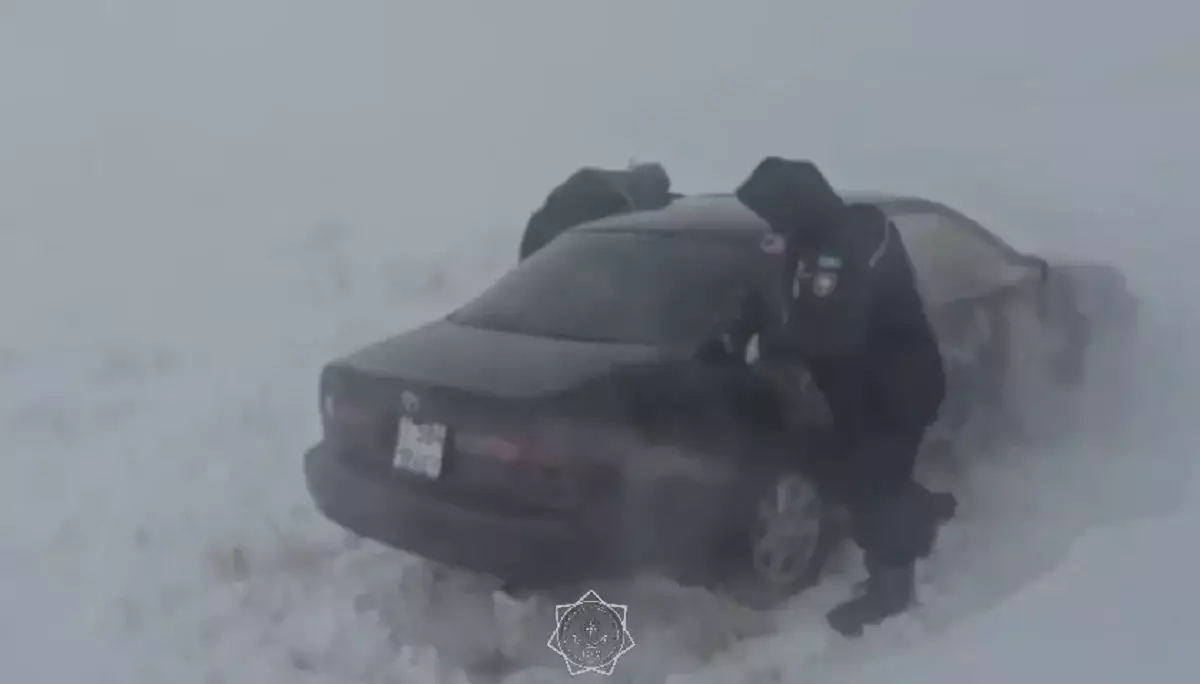 Еліміздің бірнеше өңірінде қар құрсауында қалғандар құтқарылды