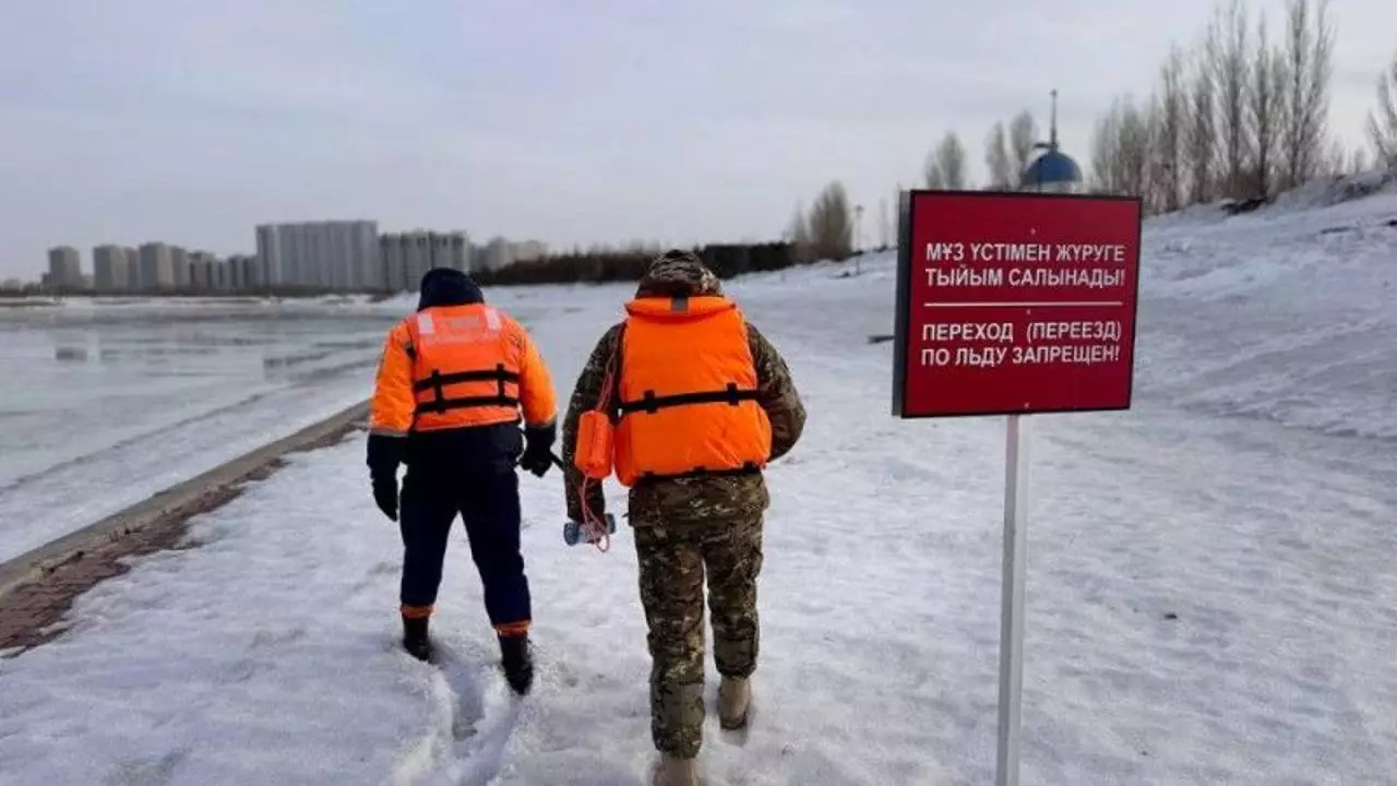 Из-за потепления закрыты каток и ледяные горки на набережной в Астане